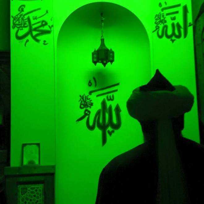 Sultan Shaykh Muhammad Adil Q.S praying Fajr 